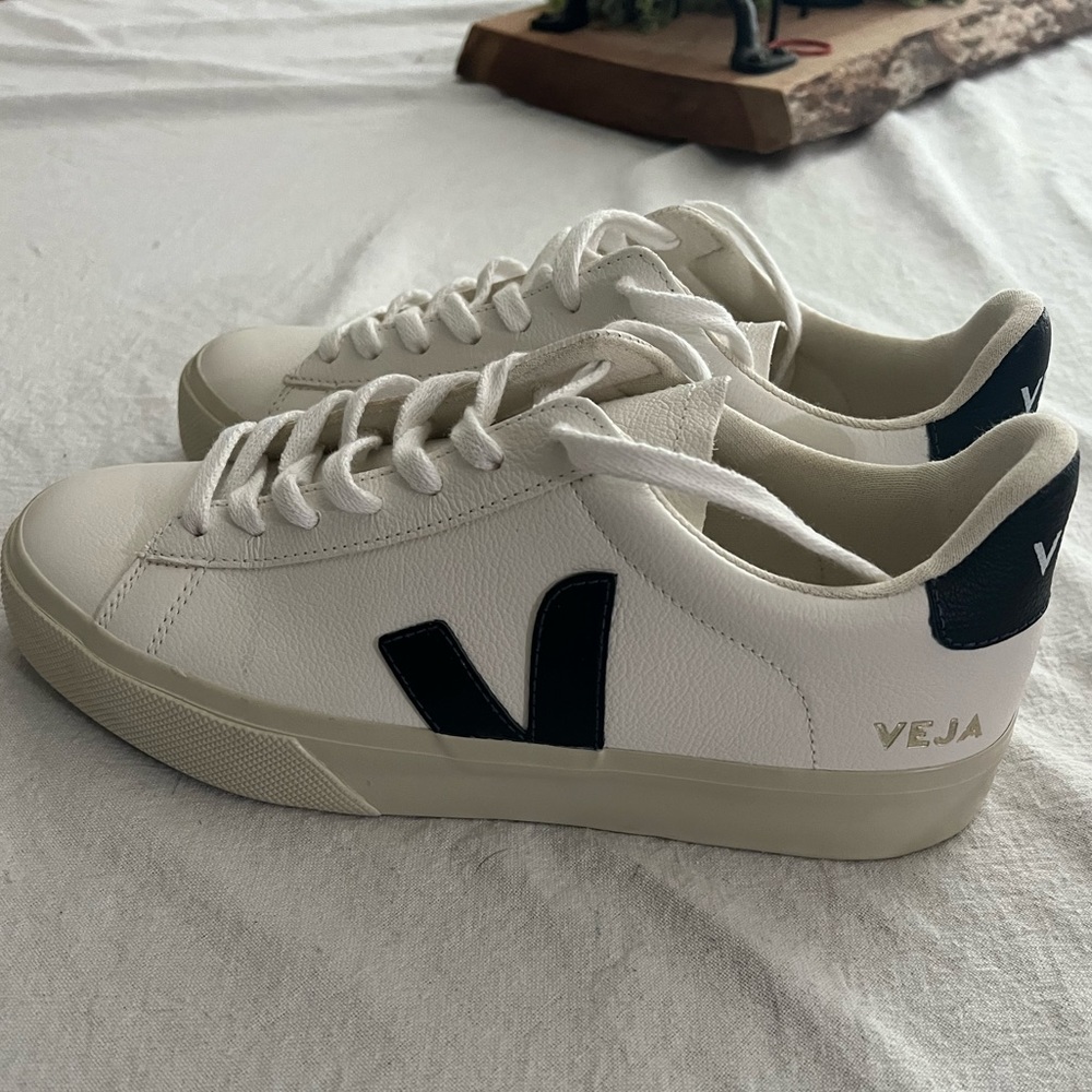 Women’s size 9 veja sneakers, new.